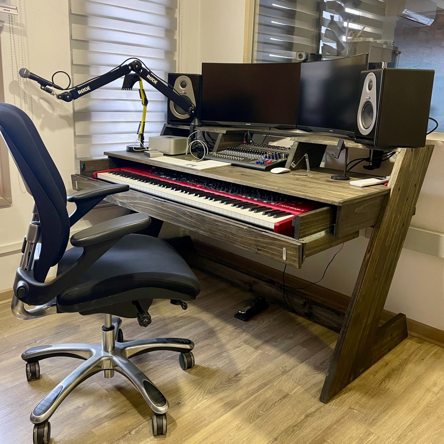 Z150 MKII - Escritorio para Home Studio - Negro Envejecido